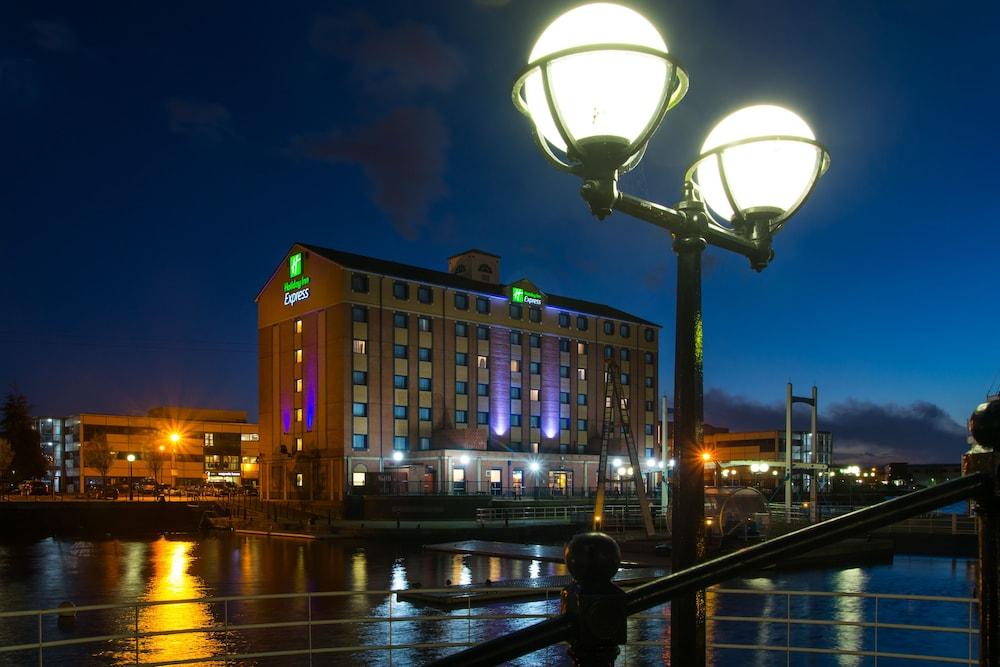 Holiday Inn Express Manchester - Salford Quays — 2