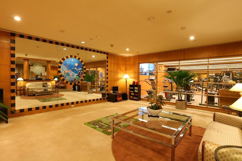EVERGREEN LAUREL — 10