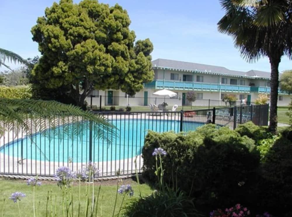Coral Reef Inn & Suites — 2