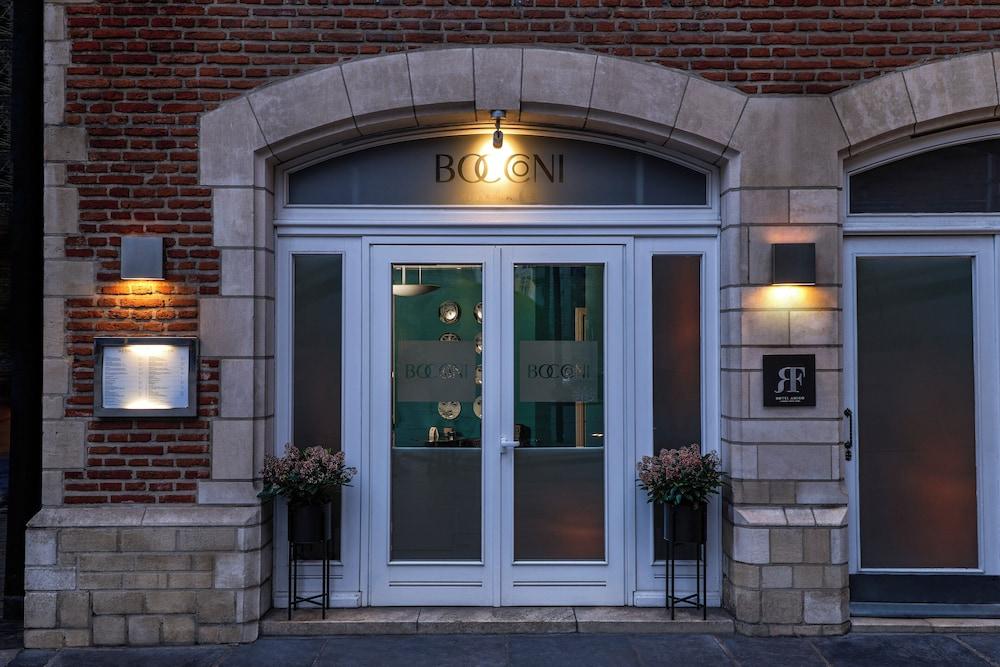 Hotel Amigo — 4
