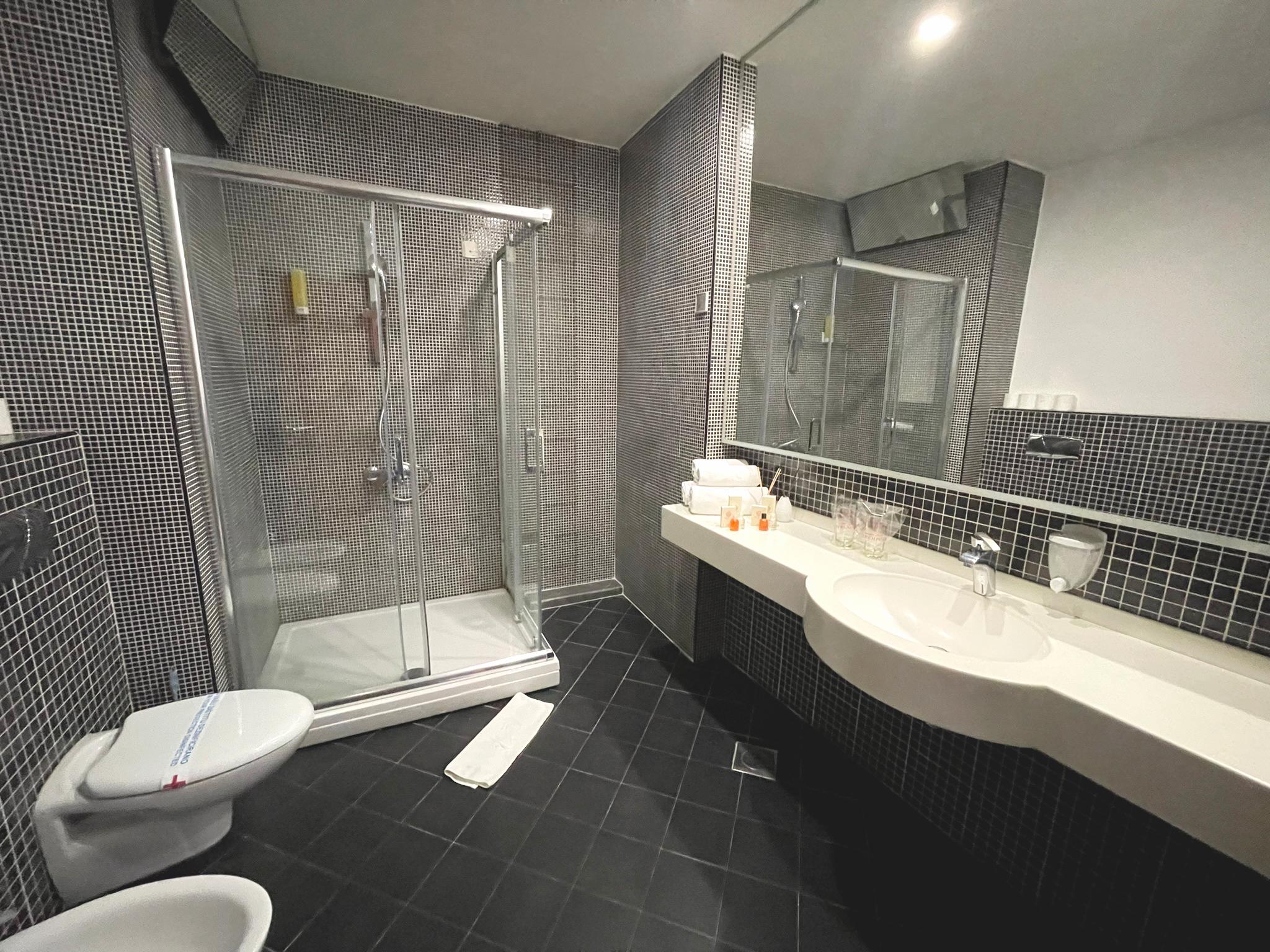 EXCLUSIVE HOTEL 969725 — 5