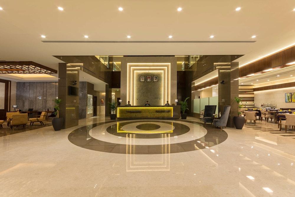 Golden Tulip Media Hotel — 8
