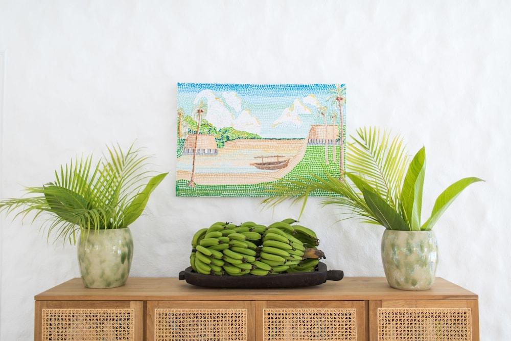 Motu Beachfront Art Villas — 3