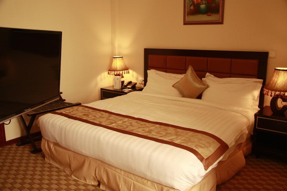 Caravan Hotel — 8