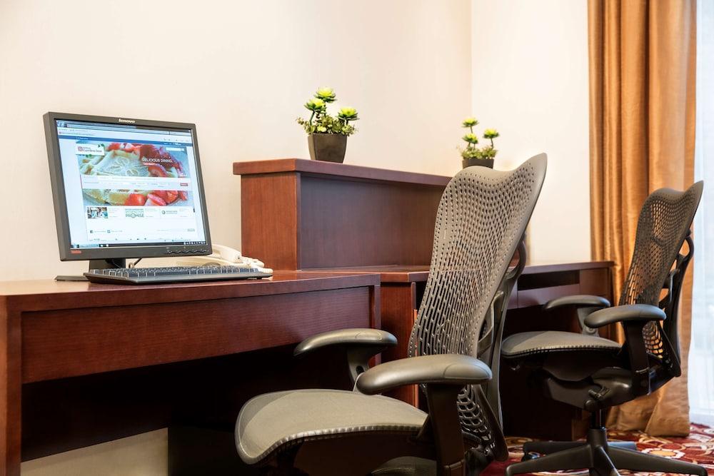 Hilton Garden Inn Hanoi — 9