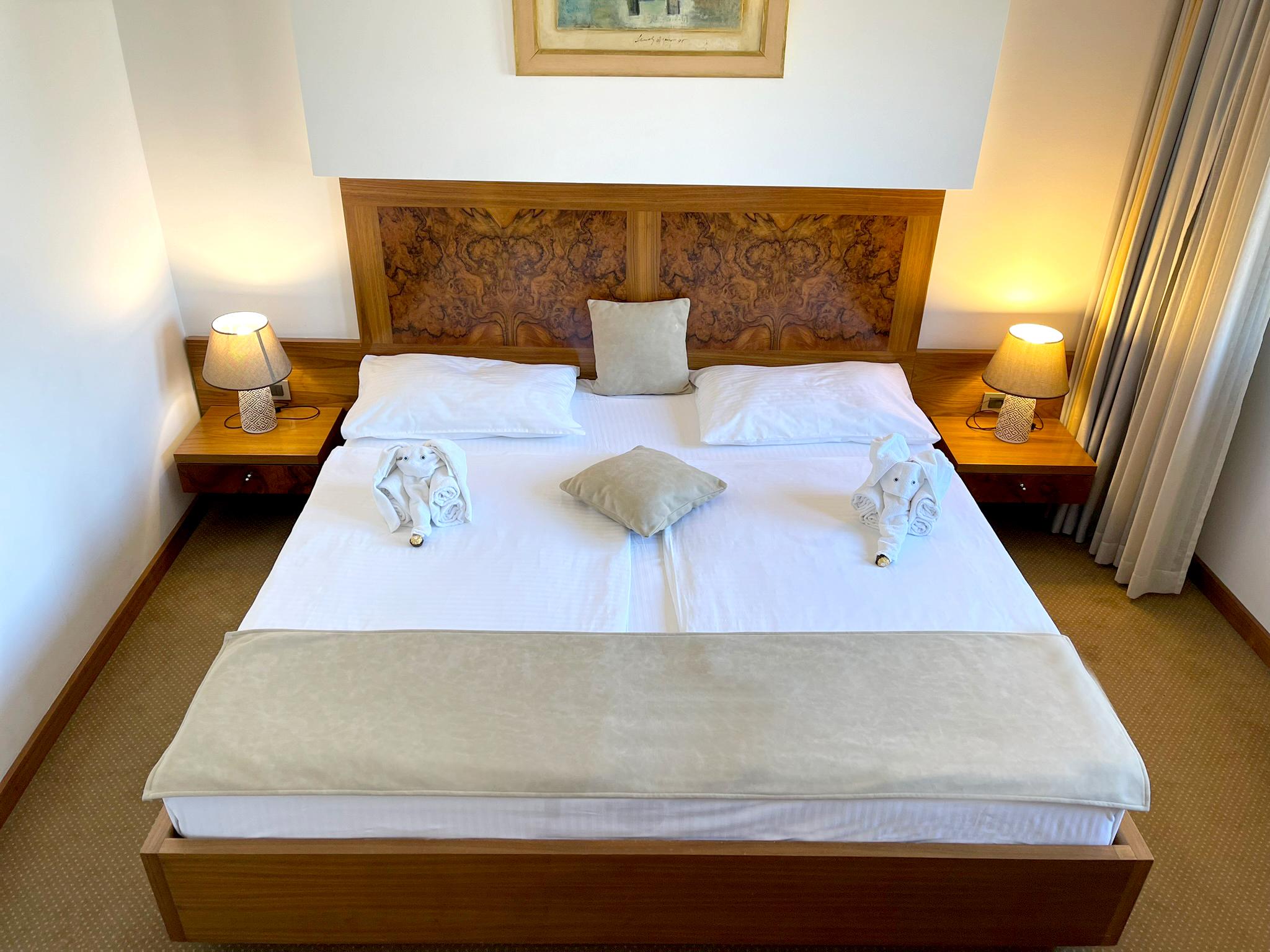 EXCLUSIVE HOTEL 969725 — 2