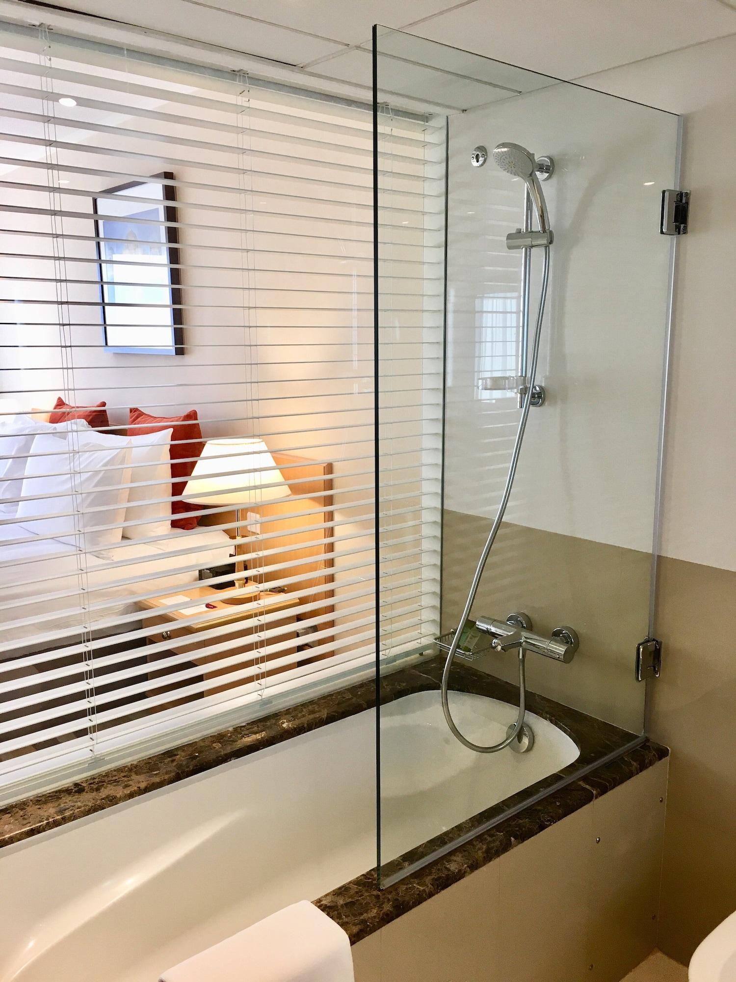 Crowne Plaza Muscat — 10