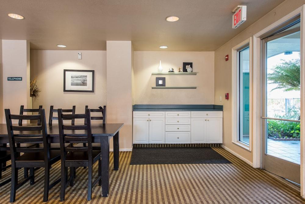 Coral Reef Inn & Suites — 4