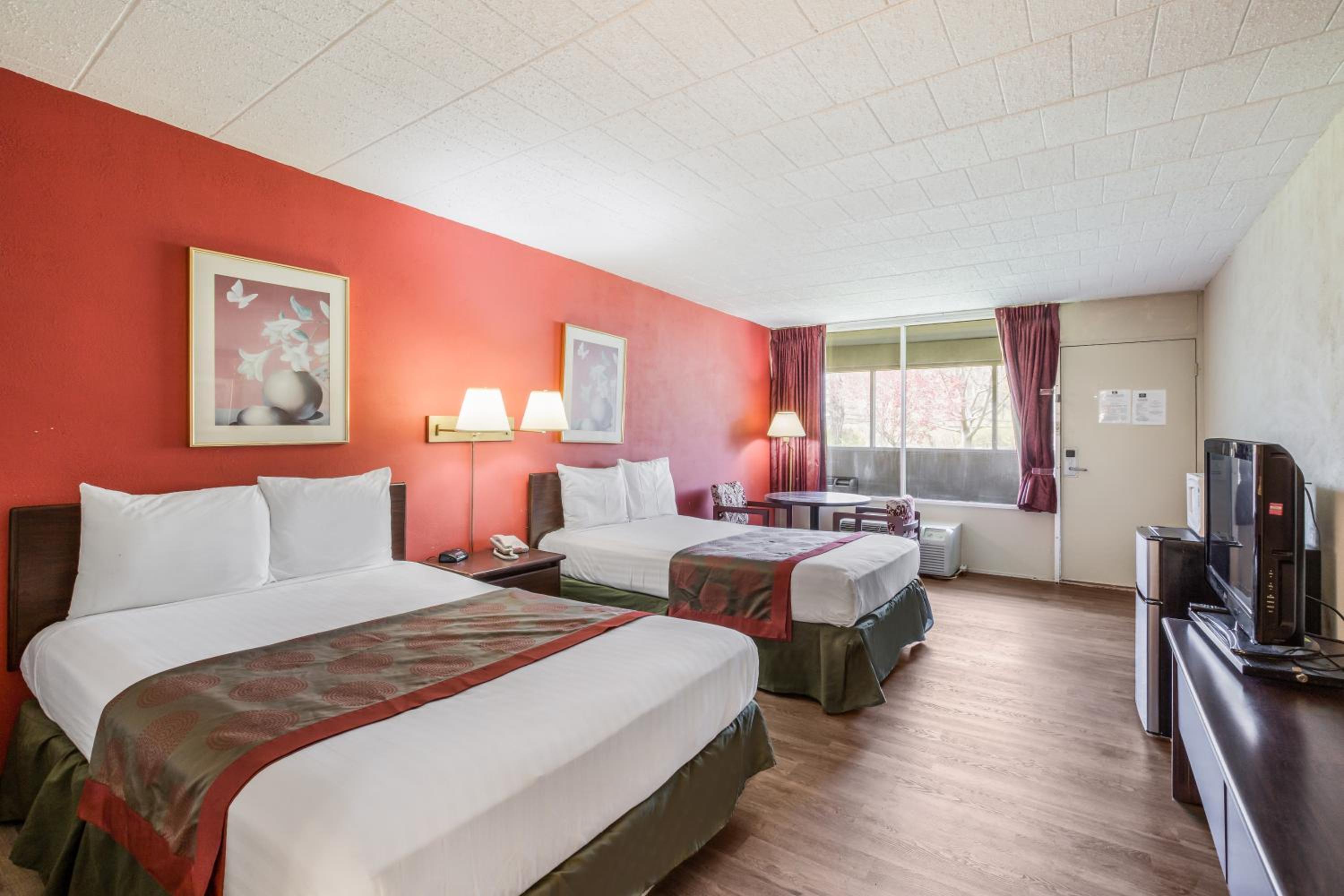 Red Carpet Inn and Suites Hazleton — 10