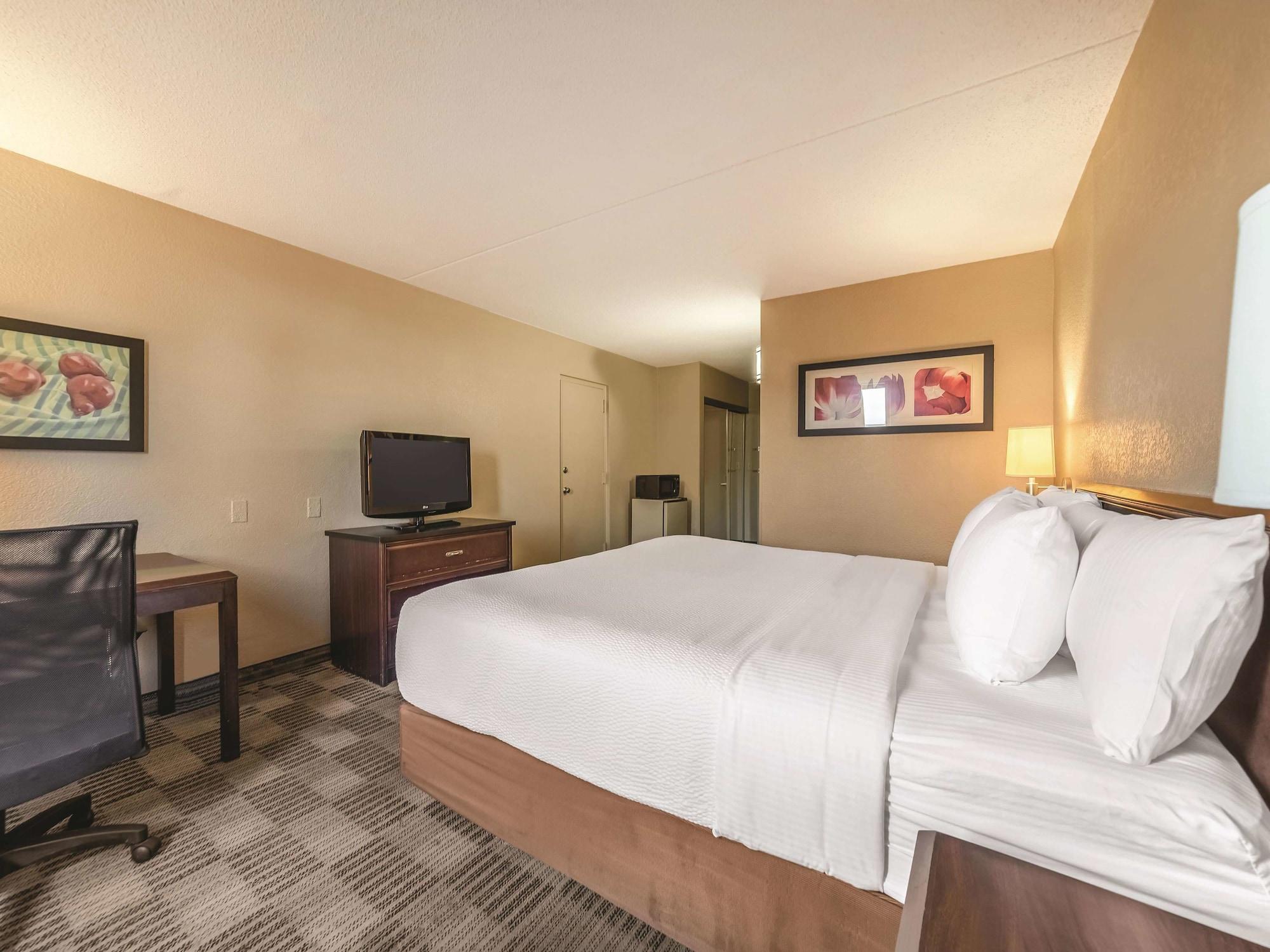 Ramada by Wyndham Fairfield NJ — 10
