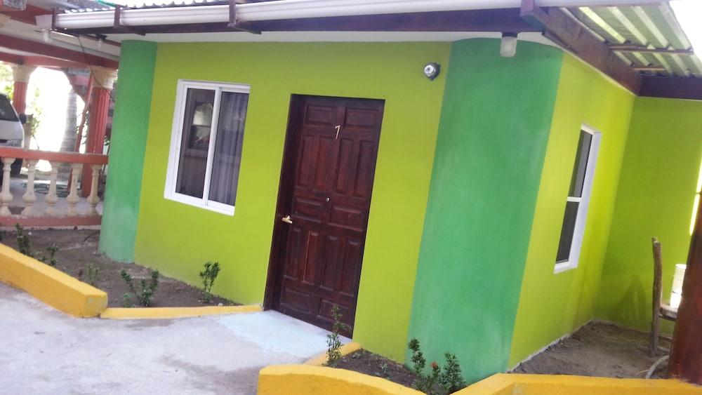 La Delphina Bed and Breakfast Bar and Grill — 6