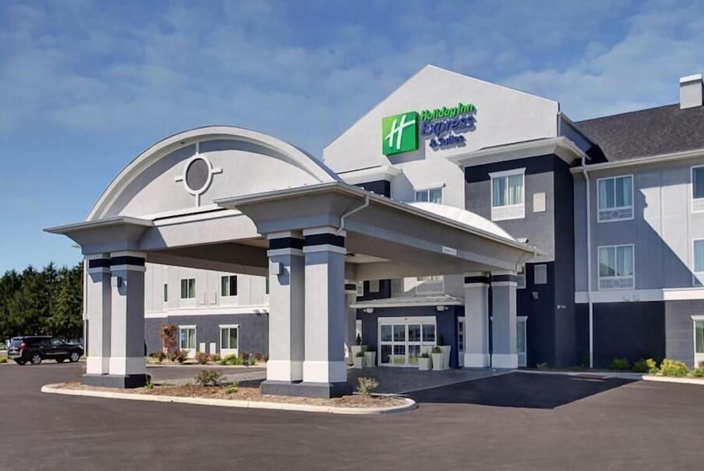 Holiday Inn Express Hotel & Suites North Fremont — 1