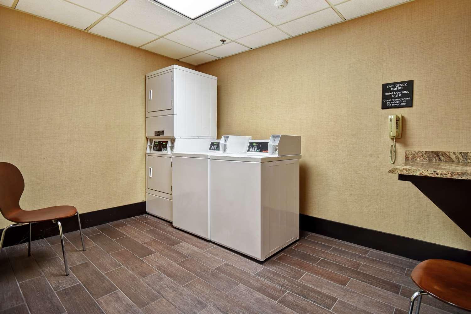 Hampton Inn Auburn — 7