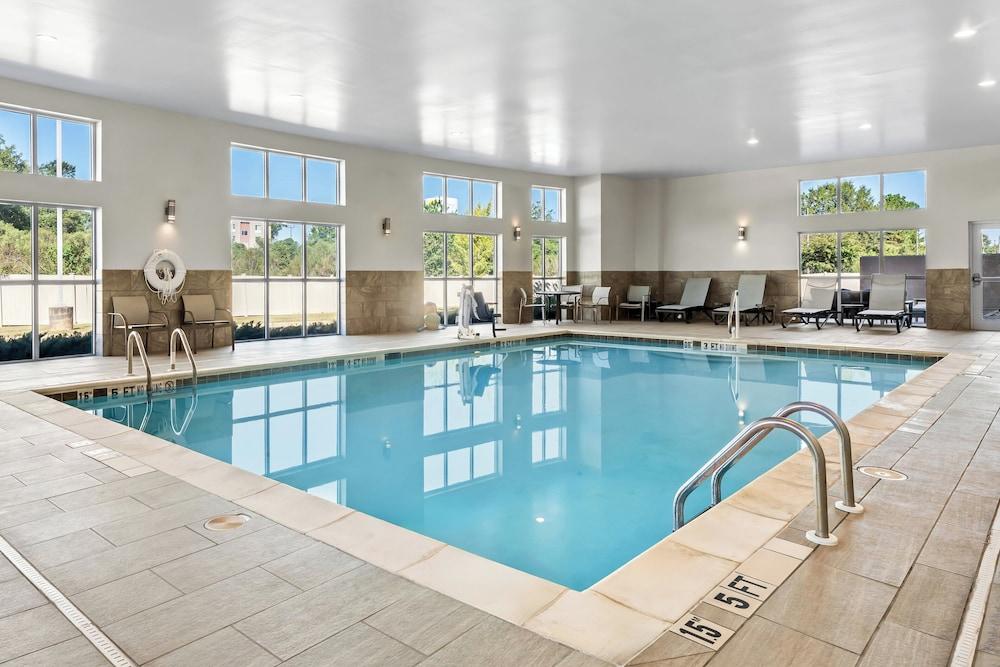 Holiday Inn Express Hotel and Suites Albany — 4