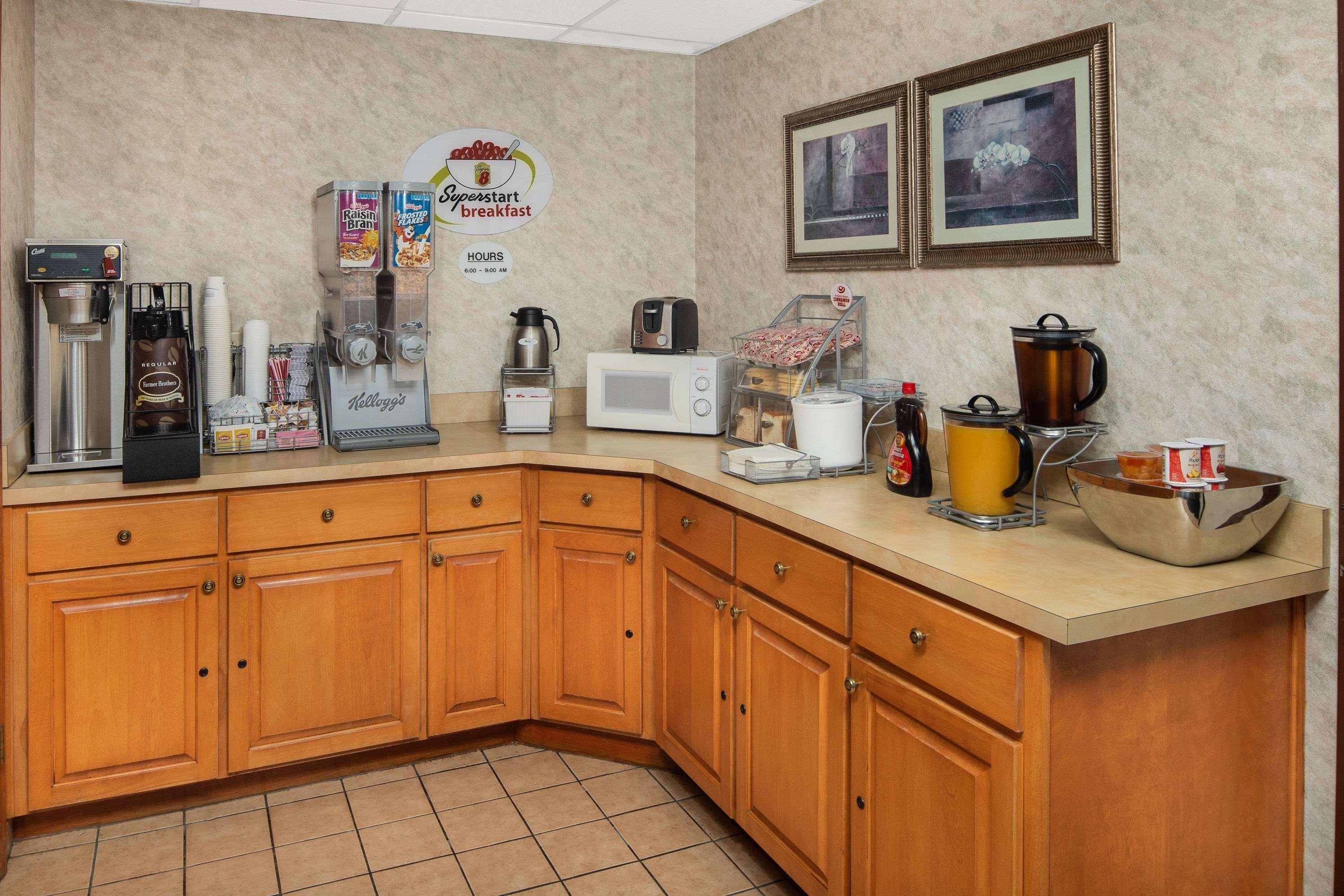 Super 8 by Wyndham Burlington NC — 4