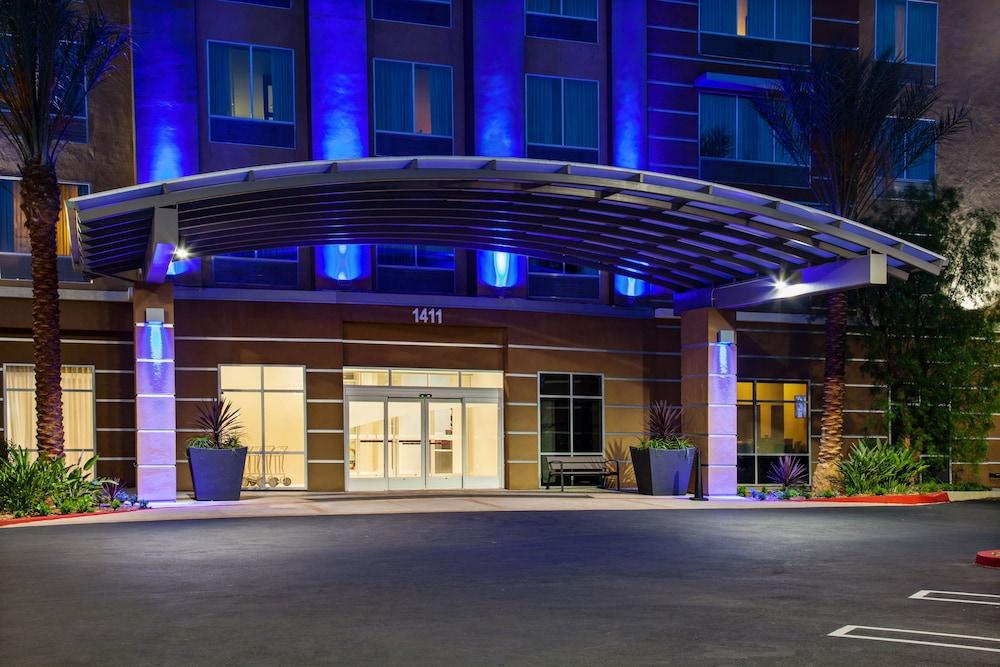 Holiday Inn Express & Suites Anaheim Resort Area — 3