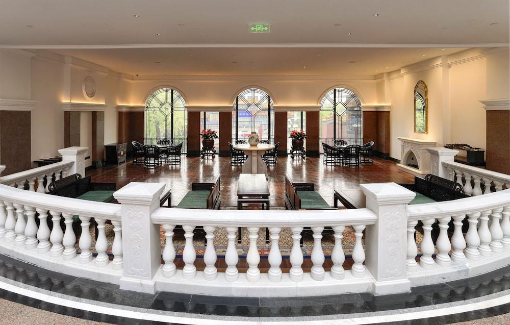 GRAND HOTEL — 4
