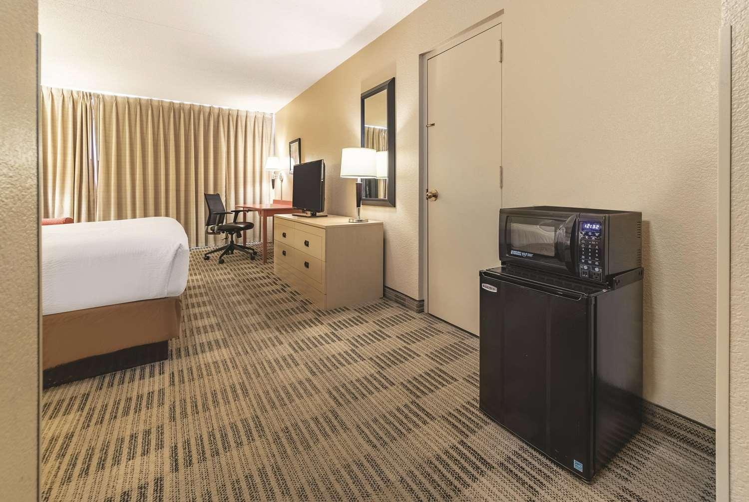 Ramada by Wyndham Fairfield NJ — 6
