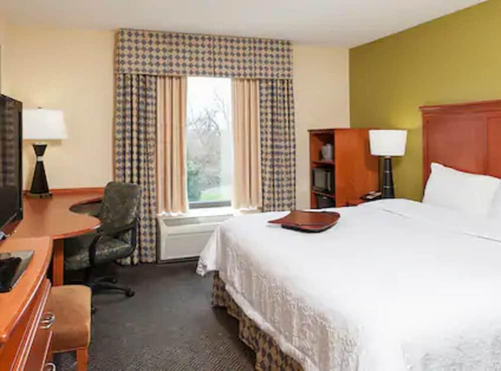 Hampton Inn Jacksonville, IL — 7