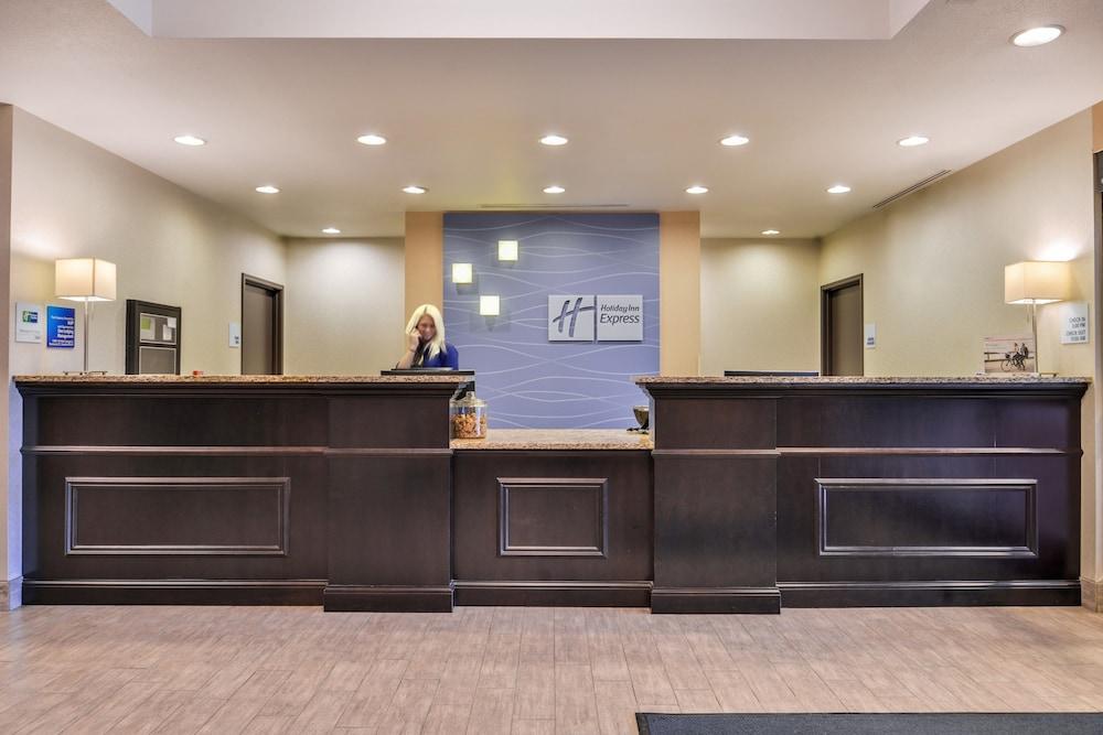 HOLIDAY INN EXPRESS HOTEL AND SUITES EMPORIA NORTHWEST — 3
