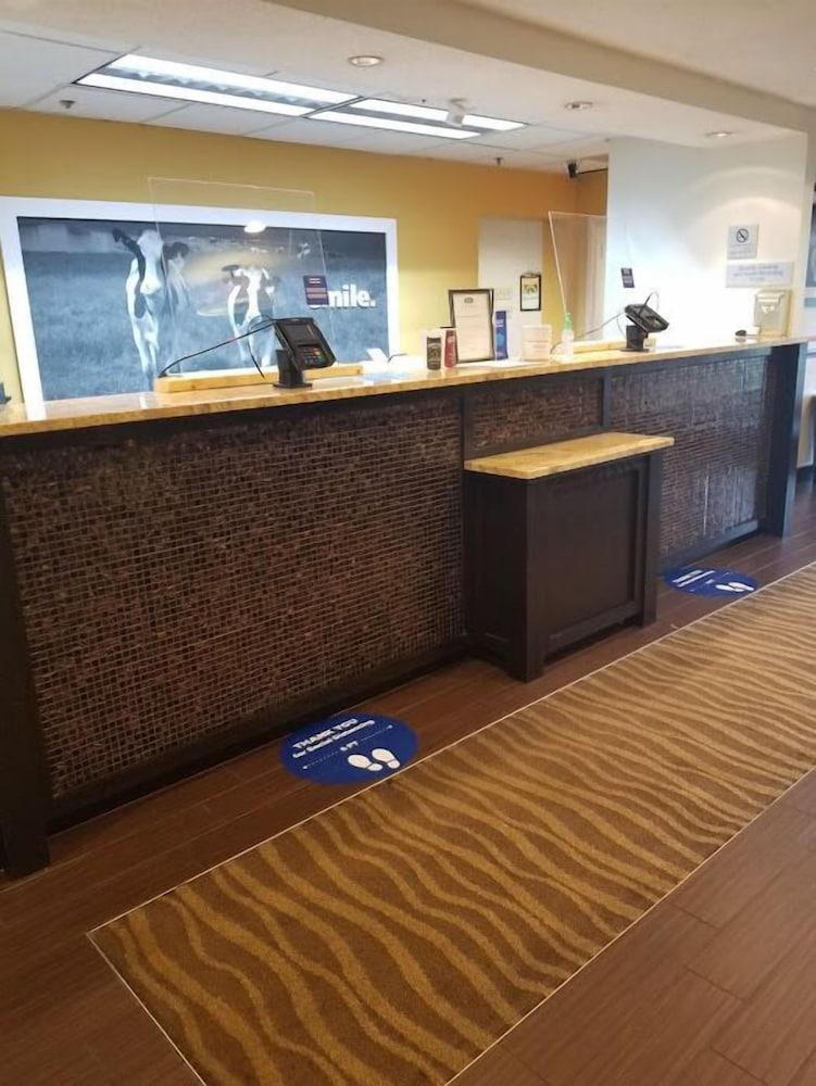 Hampton Inn Henderson — 4