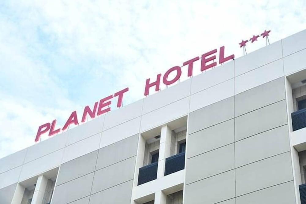 Planet Hotel — 1