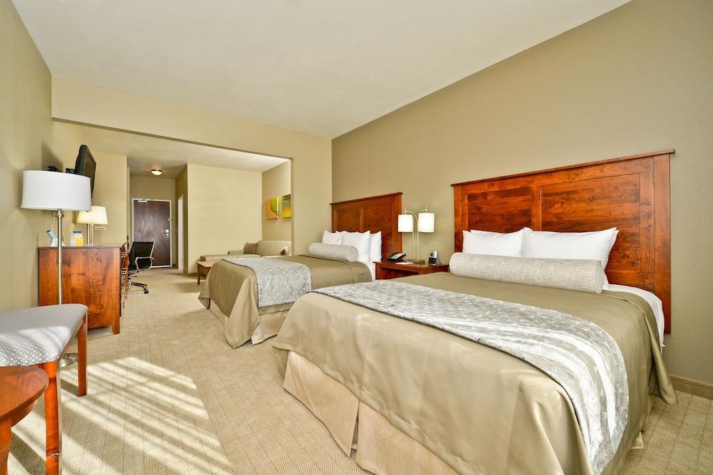 Green Mill Village Hotel & Suites, BW Signature Collection — 10