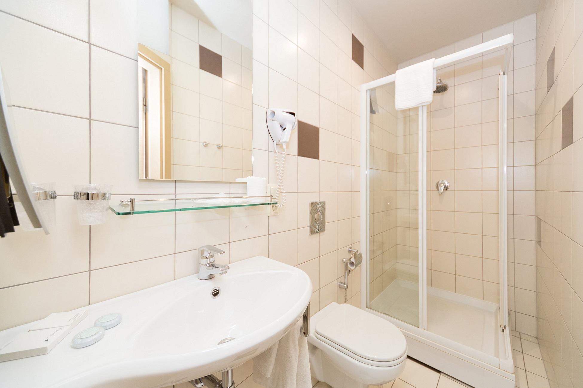 RIXWELL TERRACE DESIGN HOTEL(formerly WELLTON TERRACE DESIGN HOTEL) 992355 — 8