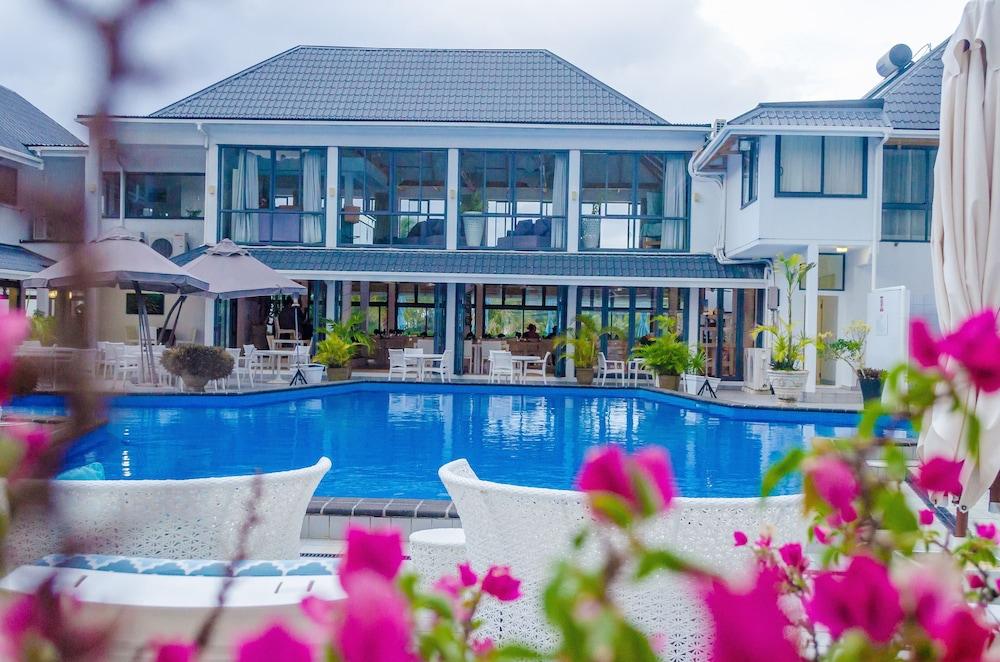 MURI BEACH CLUB HOTEL