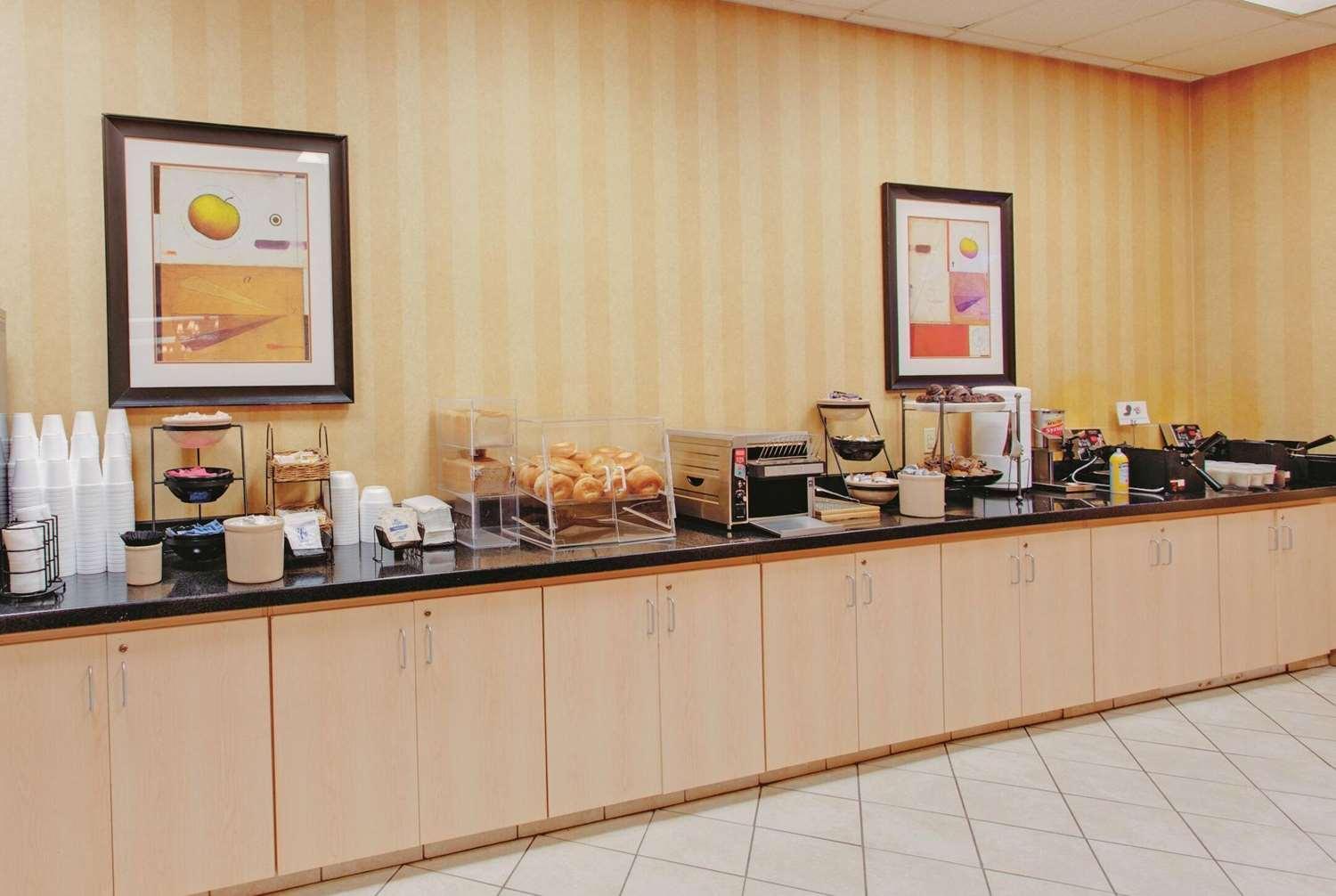 Ramada by Wyndham Fairfield NJ — 4