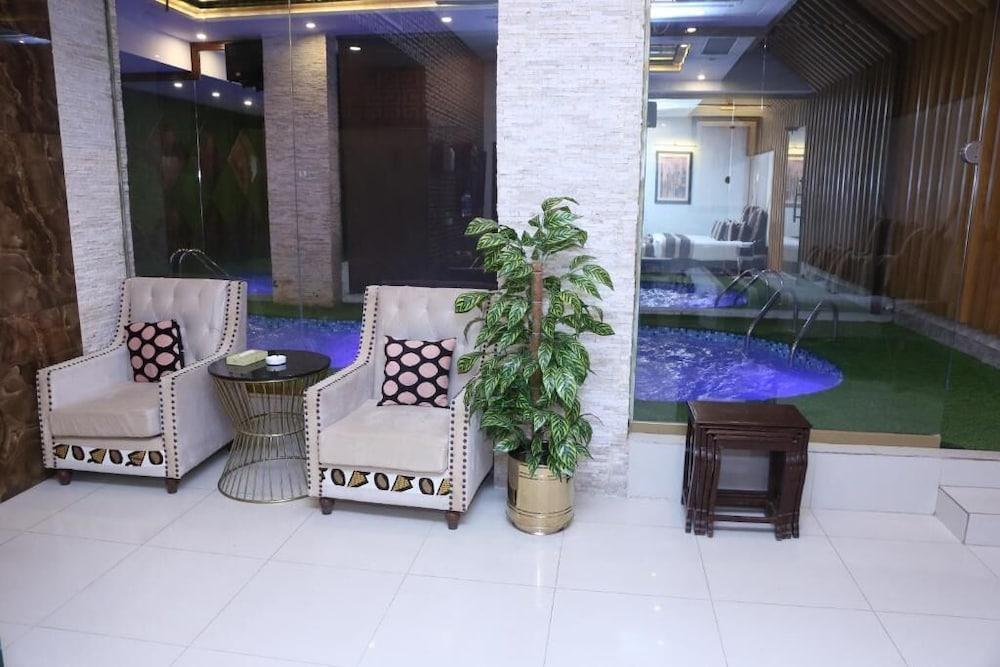Hilton Suites (Local) 1004535 — 7