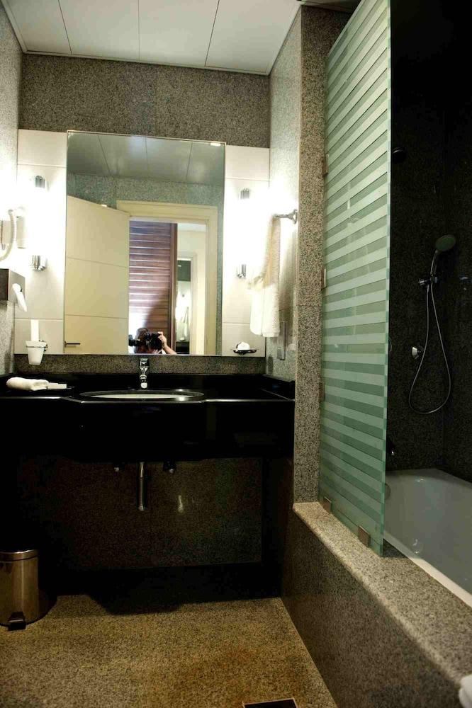 The Avenue Suites 1142338 — 1