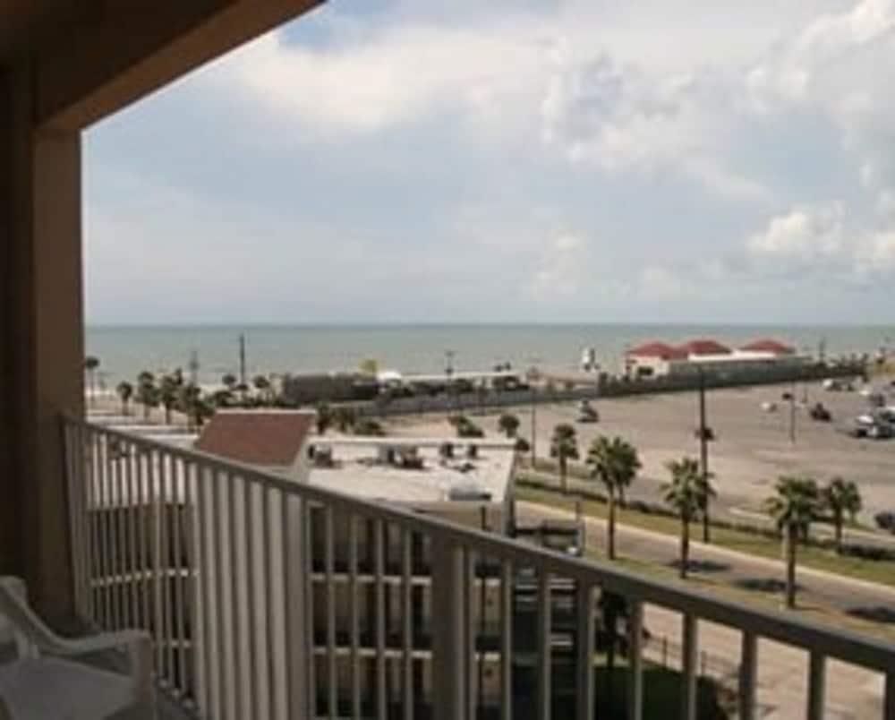 Hampton Inn Suites Galveston — 4
