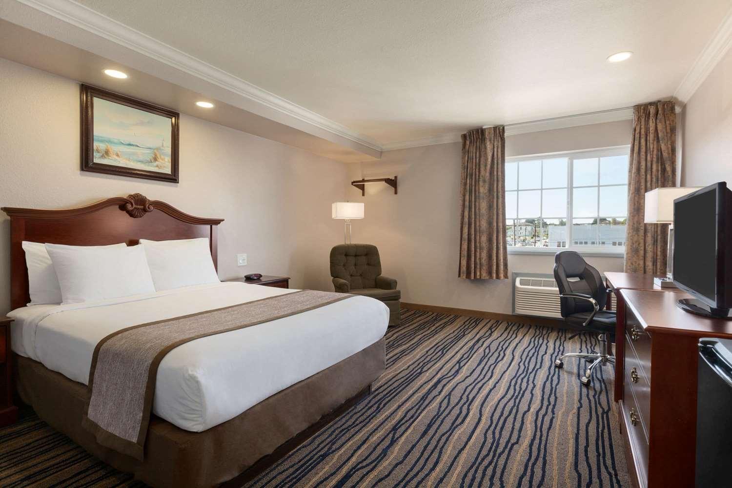Days Inn by Wyndham Eureka CA — 10