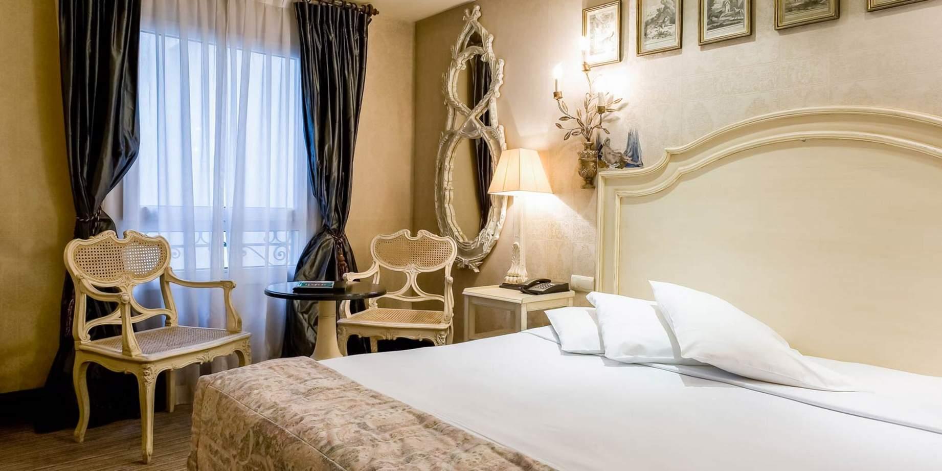 HOTEL CHATEAUBRIAND 7044 — 9