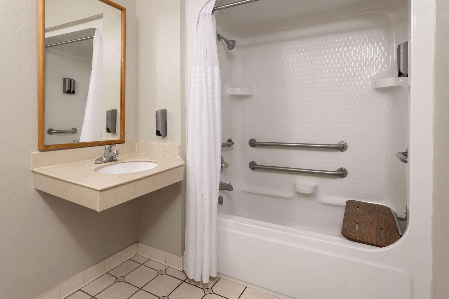 Days Inn & Suites by Wyndham Albany — 7