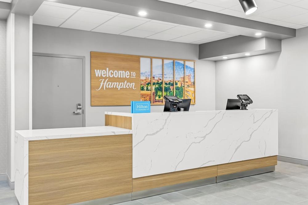 Hampton Inn Akron-Fairlawn — 10