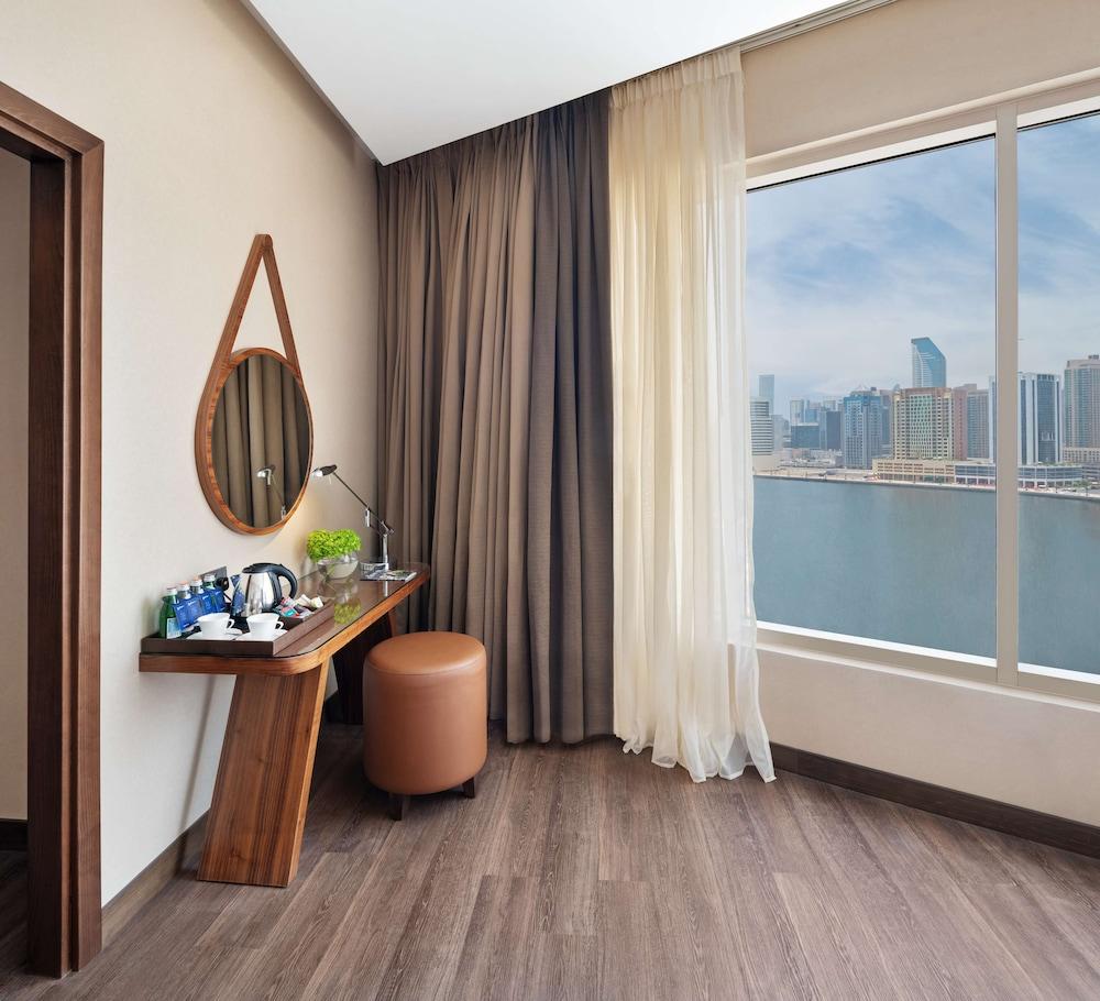 Radisson Blu Dubai Canal View — 8