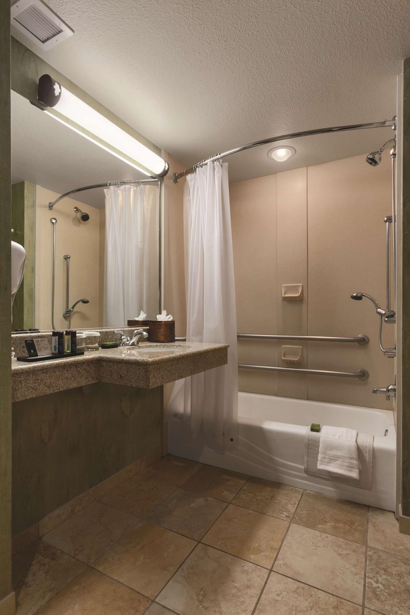 Embassy Suites by Hilton Albuquerque — 7
