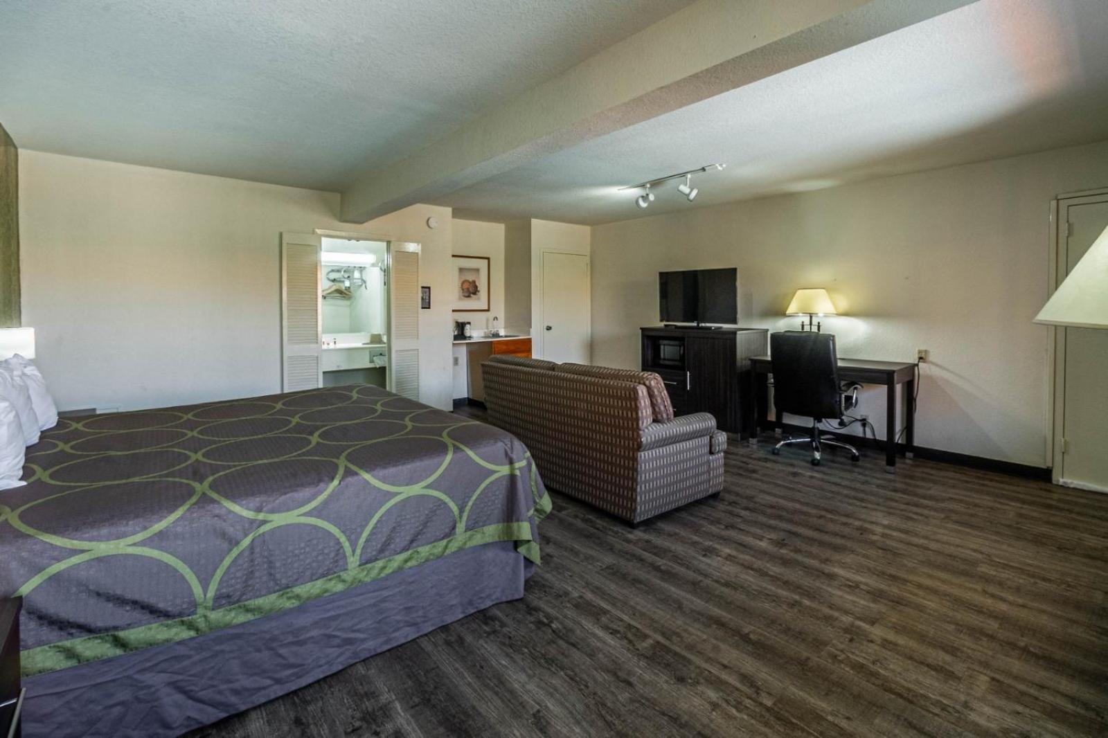 Super 8 By Wyndham El Paso Airport — 6