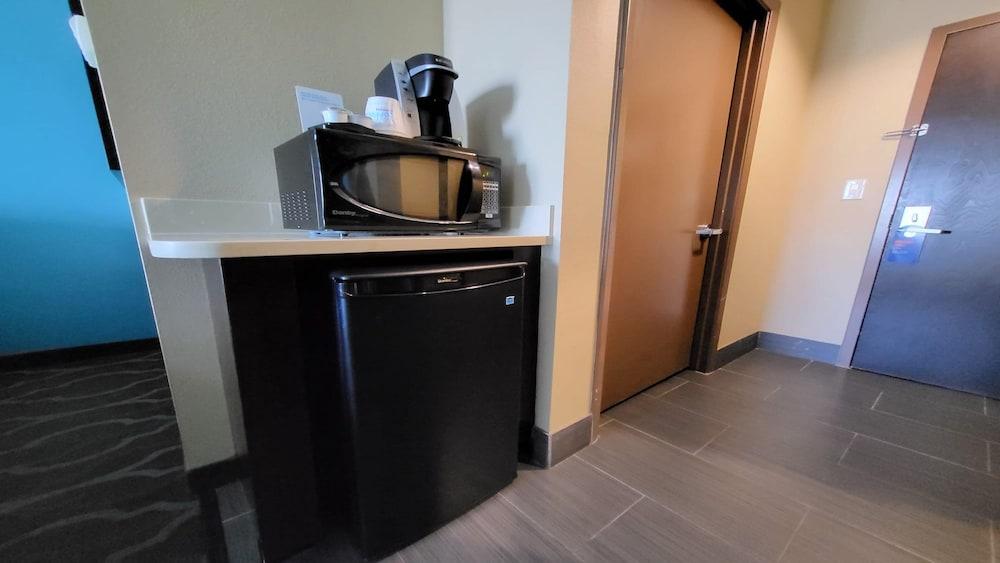 Holiday Inn Express and Suites Cuero — 7