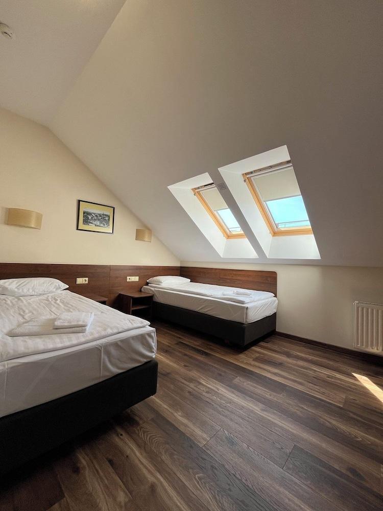 Memel Hotel 1058618 — 9