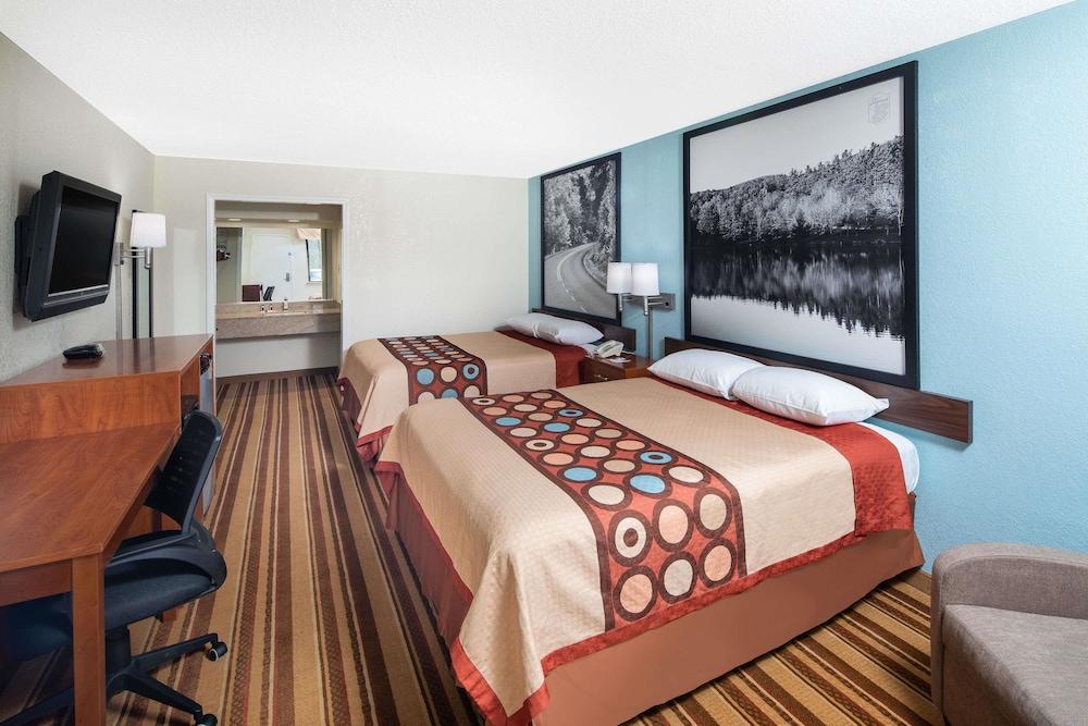 Super 8 by Wyndham Burlington NC — 10