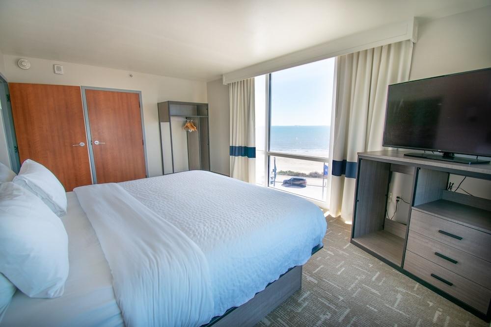 Clarion Pointe Galveston Seawall — 7