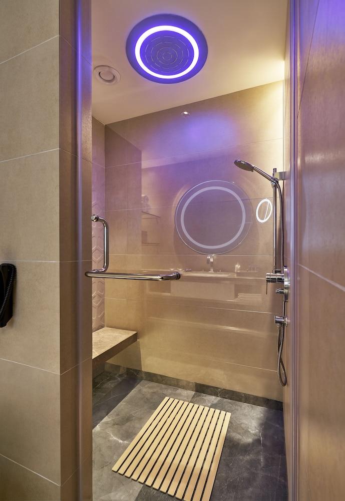 Vivanta Bengaluru Residency Road — 10
