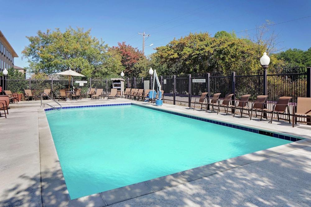 Hampton Inn & Suites Denton — 8
