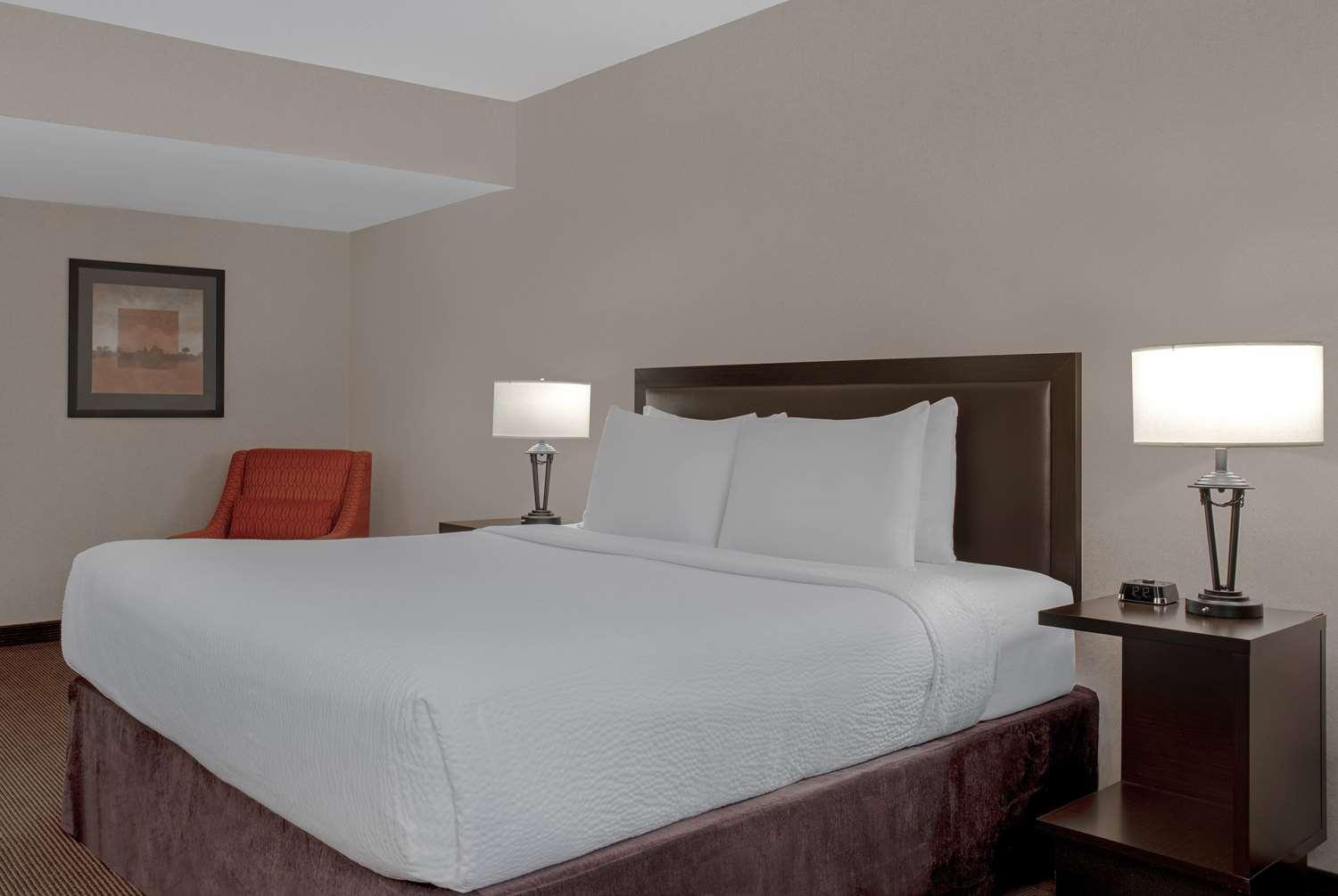 Ramada Plaza By Wyndham Calgary Downtown 83786 — 10