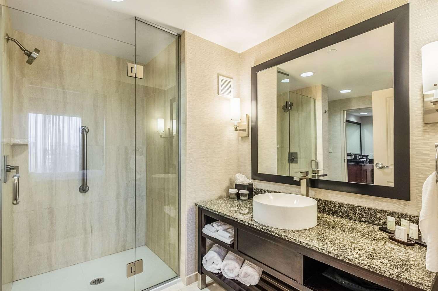 Embassy Suites by Hilton Newark Airport — 4