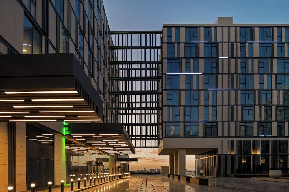 Holiday Inn Dubai Al Maktoum Airport — 7