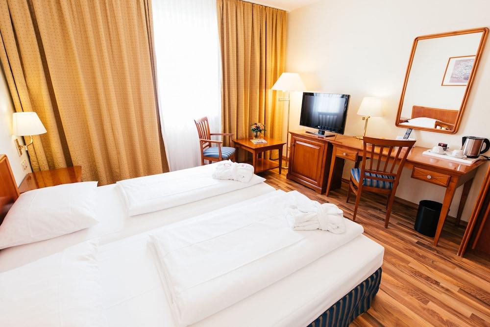HOTEL EXCELSIOR 8174 — 6